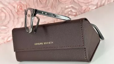 That Glasses Guy Optique De Luxe